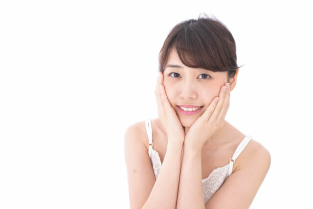 顔に手をあてる女性