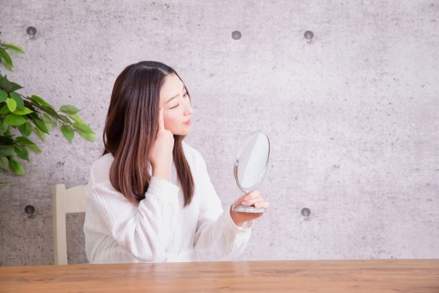 鏡を見る女性