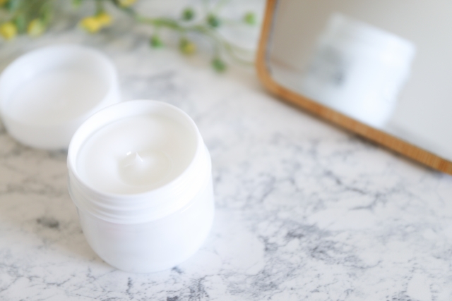 机に置かれたエイジングケアクリーム