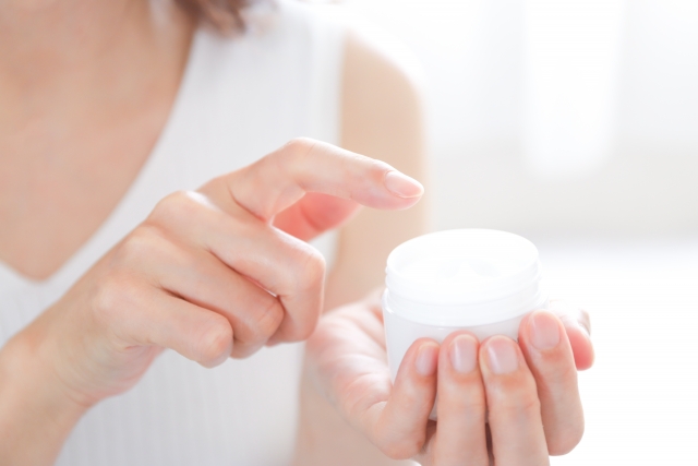 エイジングケアクリームを使う人物