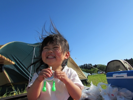 テント キャンプ オートキャンプ キャンプ場 バーベキュー bbq アウトドア 芝生 家族 ファミリー 開放感 リラックス 癒し 女の子 子ども こども シャボン玉 泡 しゃぼん玉 楽しい 笑顔