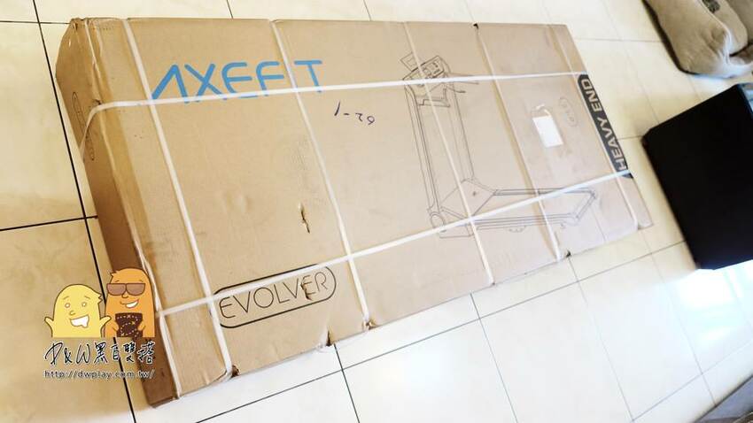 平價跑步機推薦 Axefit進化者電動跑步機 Evolver 跑帶51cm寬 跑起來就像路跑一樣舒服 不會卡卡 家用折疊收納超驚人 跑步機價格 D W黑白雙搭兩個喜歡美食旅遊的男人 Walkerland窩客島