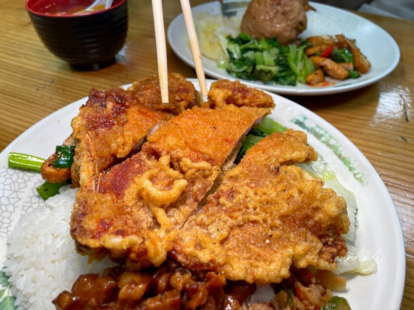 捷運善導寺排隊美食：青島排骨 / WalkerLand窩客島整理提供 未經許可不可轉載