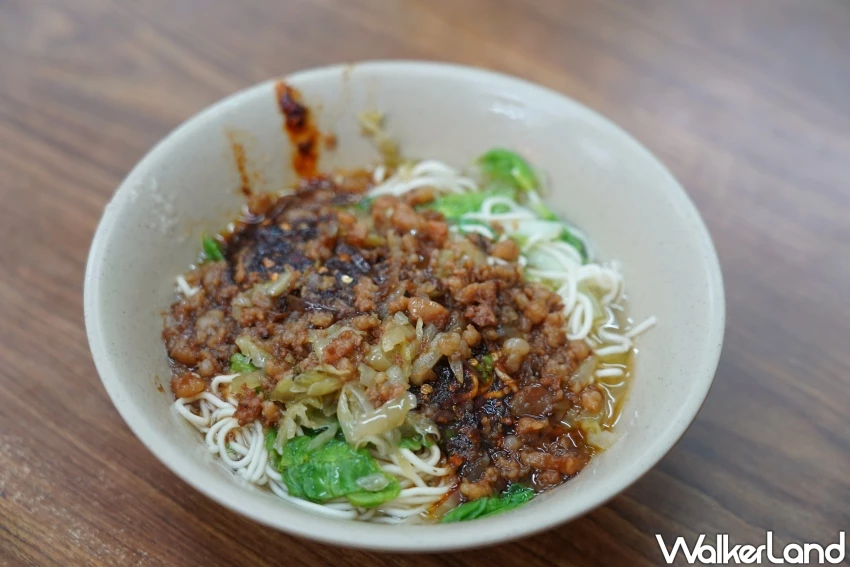 台中向上市場必吃美食！江家餛飩 銅板價巨無霸鮮蝦餛飩，麻辣麵也推薦。