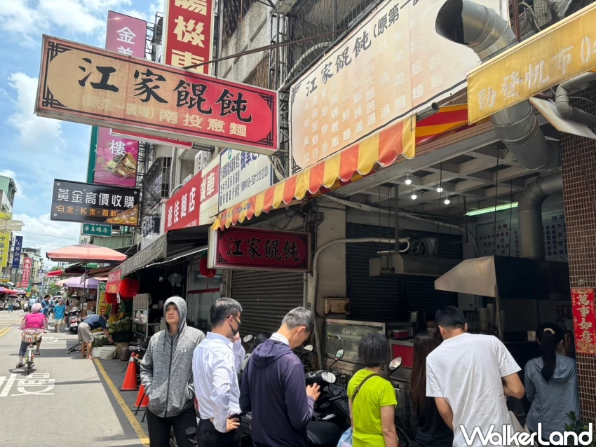 台中向上市場必吃美食！江家餛飩 銅板價巨無霸鮮蝦餛飩，麻辣麵也推薦。
