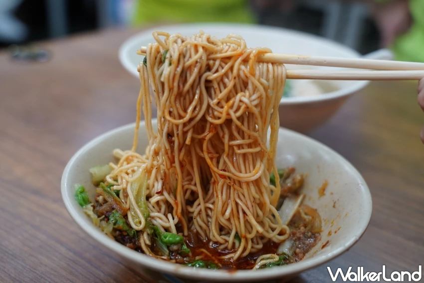 台中向上市場必吃美食！江家餛飩 銅板價巨無霸鮮蝦餛飩，麻辣麵也推薦。