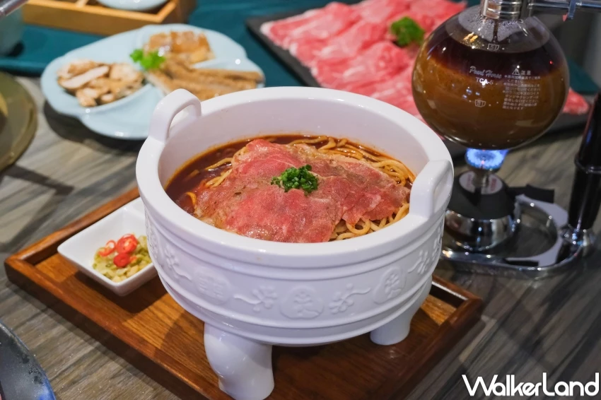 用毛公鼎配麻辣鍋！青花驕X國立故宮聯名推出3大美食，毛公鼎造型手沖牛肉麵必吃。
