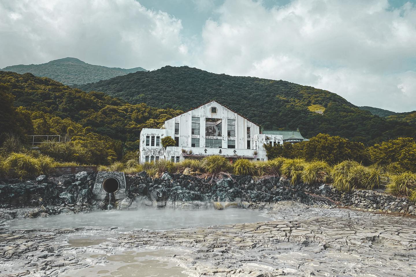 【走讀台北】北投硫磺坑上的建築奇觀：探索新臺幣百元鈔上巍峨樓宇「中山樓」的迷人風采