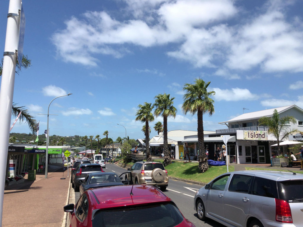 Oceanview Rd 沿いにお店が立ち並ぶ