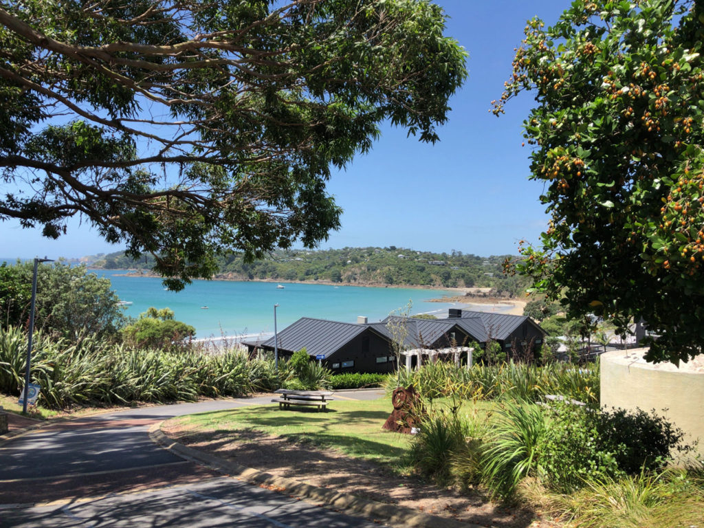 街から見える Oneroa Bay の海