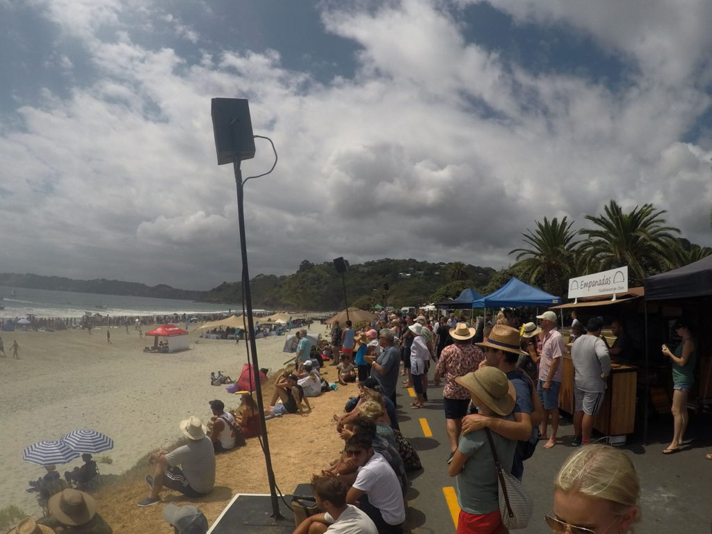 Onetangi Beach Races で賑わうオネタンギビーチ