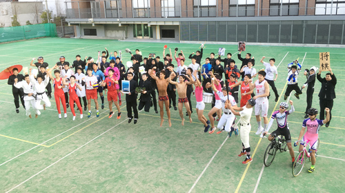 グラウンドに集まる生徒たち