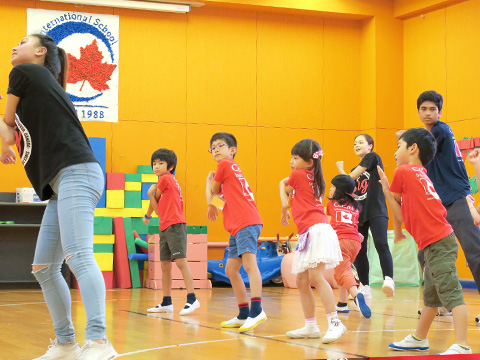 ダンスを楽しむ小学生たち