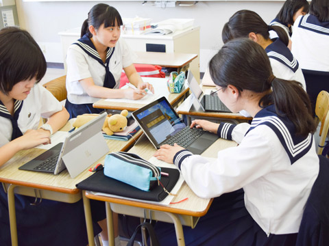 タブレットPCを使いこなす生徒たち