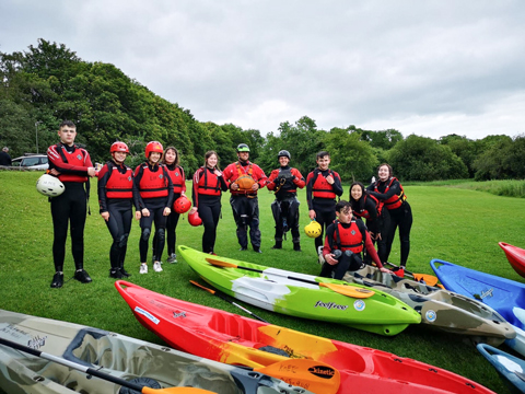 クラスメイトたちとカヌーにも挑戦。自然豊かなアイルランドで学生生活を満喫したアンナさん（右から2人目）