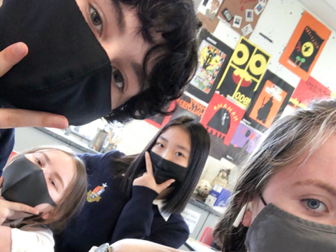 友達に囲まれて学校生活を楽しむアンナさん。友達と互いの言語を教え合うことで、自然と多言語に興味がわくそう。「すべての言語に違った響きがあって、母語で話すと距離がぐっと縮まるのも魅力です」と語ります