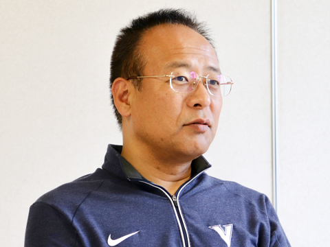 高校バスケットボール部顧問:後藤 敏博先生 日本リーグ、オールジャパンで優勝、バスケットボール日本代表としてアジア選手権に出場した経験を持つ。指導者に転身後、U-19日本女子代表チームのコーチとしてアジア選手権に出場。TV解説者でもある。