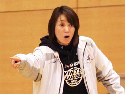 中学バスケットボール部顧問:山本 貴美子先生 全日本大学バスケットボール選手権大会優勝の経験を持ち、Wリーグを経て、指導者としてもチームを都大会準優勝、全国中学校体育大会出場、かつては優勝に導いてきた。【実績】全国中学校バスケットボール大会ベスト16、東京都中学校バスケットボール選手権大会 準優勝