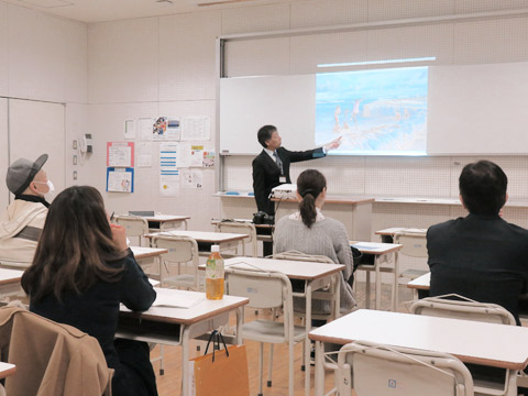 解説を受ける受験生の保護者のようす