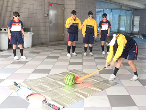 スイカ割りのようす