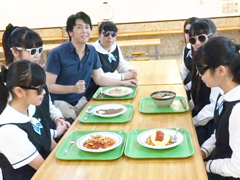 カフェメニューを食べる「たきtube」メンバーのみなさん