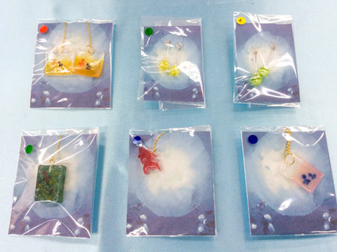 「BGI」のオリジナル商品、イヤリング(上段)とマスクチャーム