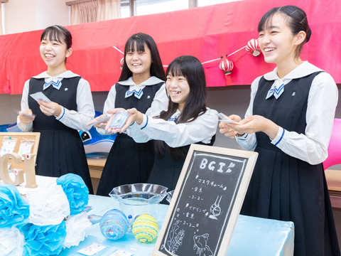 あかつき祭では、夏祭りをイメージして売り場を装飾