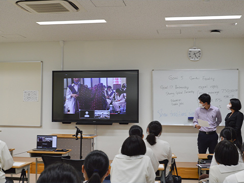 海外の高校生たちと交流する東洋女子の生徒たち