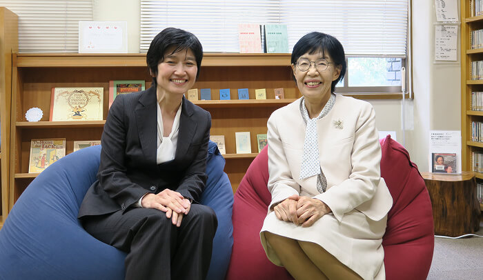 対談後、同校の図書館にて。東大の先生による模擬講義を一緒に行うことで学校間の交流が一層深まったとのこと