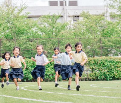 力強く駆ける子どもたち