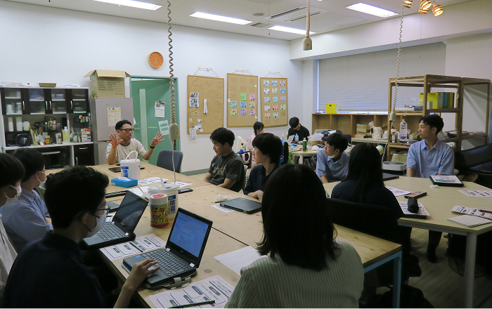 小谷教授の話を聞く日大藤沢生