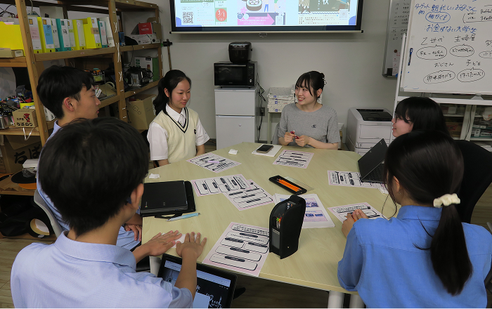 グループに分かれてアイデア出し