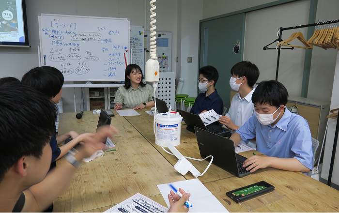 最初は固い表情だった生徒たちも徐々に緊張がほぐれアイデアが出るようになった