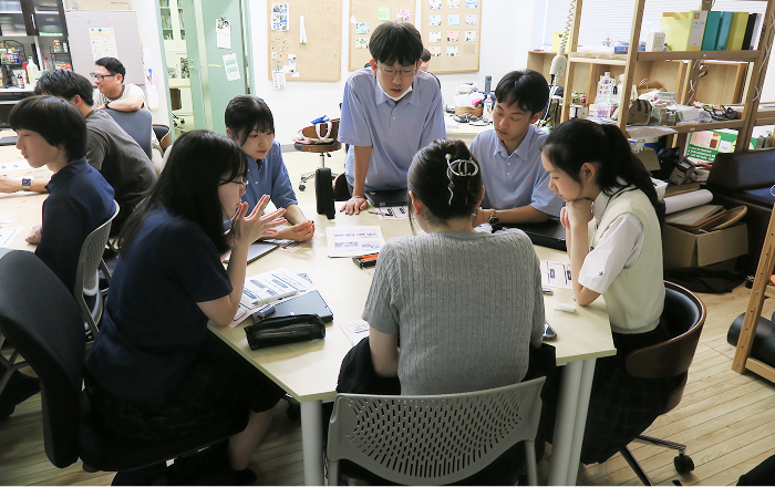 大学生も加わり出しあったアイデアをさらに絞り込んでいく