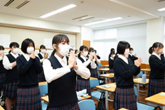 共立女子第二中学校高等学校 マナーを学習する様子