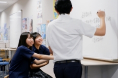 職員室前は、コミュニティエリア。面談用のブースや、ホワイトボードが並んでいます。授業で分からなかった部分をマンツーマンで教えてもらったり、友達同士で課題に取り組んだりすることも。