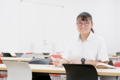 学内には広々としたイートインスペースが。椅子の色づかいや六角形のテーブルがアクセントとなり、明るい気分でリラックスできる空間です。授業が早く終わった時には、友達とおしゃべりして過ごします。