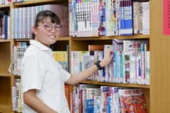 蔵書約2万冊の図書室には、自習スペースも完備。部活の友達と立ち寄って、新しく入った本を見てみることも。マンガも置かれているし、行く度にいろいろな発見があって楽しめます。