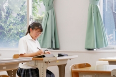 教室は窓が大きくて、光がたくさん入ります。机が広めなので、教科書とiPadを同時に使う場面でも余裕あり。ゆったりとした気持ちで学ぶことができますよ。