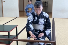 茶道部は9月におこなわれる文化祭でお点前を披露します。