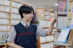 図書館があるのは校舎4階。学園80周年で新設されました。昼休みや放課後に読書や勉強に集中できる、居心地のよい空間です。