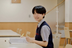 明るいカフェのようなスペース・生徒ホール。自動販売機とコピー機があり、勉強する・軽食をとる・おしゃべりをするなど、自由に利用できる空間です。