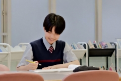 校舎内には、半円状のガラスに囲まれた開放感のある空間も。この多読コーナーも、生徒が自由に使える場所です。窓際に置いてある本も、自由に手に取ることができます。