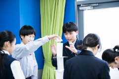 中学では週1時間、教科『理数インター』を実施。中学1年では「コラボレーション」、中学2年では「プレゼンテーション」、中学3年では「ラーニング」をテーマに、段階を踏みながら他者と協働する力や物事を深く探究して発表する力などを育みます。