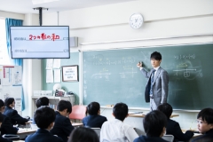 中学3年間は先取り学習をせず、深掘りを大切に、ゆっくりと学んでいきます。主要5教科の授業時間数は週27時間、中学3年間の授業時間数は学習指導要領と比較して約1000時間も多くなっています。首都圏の私立中学と比べて、多くの授業数を確保しています。