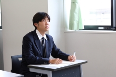 教室で仲間と過ごす時間が一番楽しいです。授業中は真剣に。メリハリをつけた学校生活を送っています。