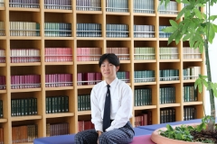 中庭を見渡す開放感あふれるエントランス。そびえ立つブック・ウォールは大迫力です。所蔵している書籍は貸し出しも可能です。