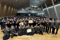 文部科学省の教育課程特例校の指定を受けている細田学園独自の教科「未来科」の発表大会「FDCAward」。校内にあるNOIBOホールで、オンラインを併用し、中高生全員が参加して実施しています。