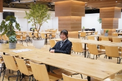 まるでカフェのような「しいの木ラウンジ（食堂）」は先生にも大人気だそうです。