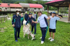 本物に触れる学びは、開校以来の伝統です。机の上の勉強だけでは得られない経験が、生徒たちの知的好奇心に火をつけます。
                            